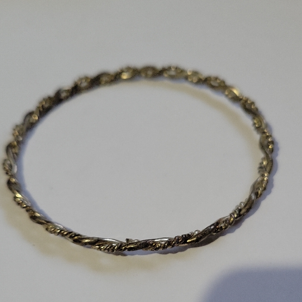 Elegant Silver Twisted Bangle